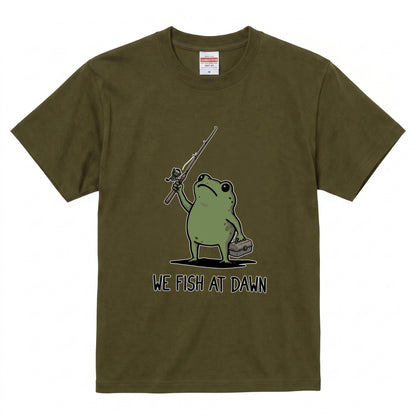 「WE FISH AT DAWN」タックルボックスとカエルTシャツ