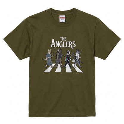 THE ANGLERS BULLDOG | 釣り人 フレンチブルドッグ 横断歩道 ゆるかわ パロディ Tシャツ【犬好き・愛犬家・鼻ぺちゃ犬・釣りグッズ・イベント・プレゼントに最適】