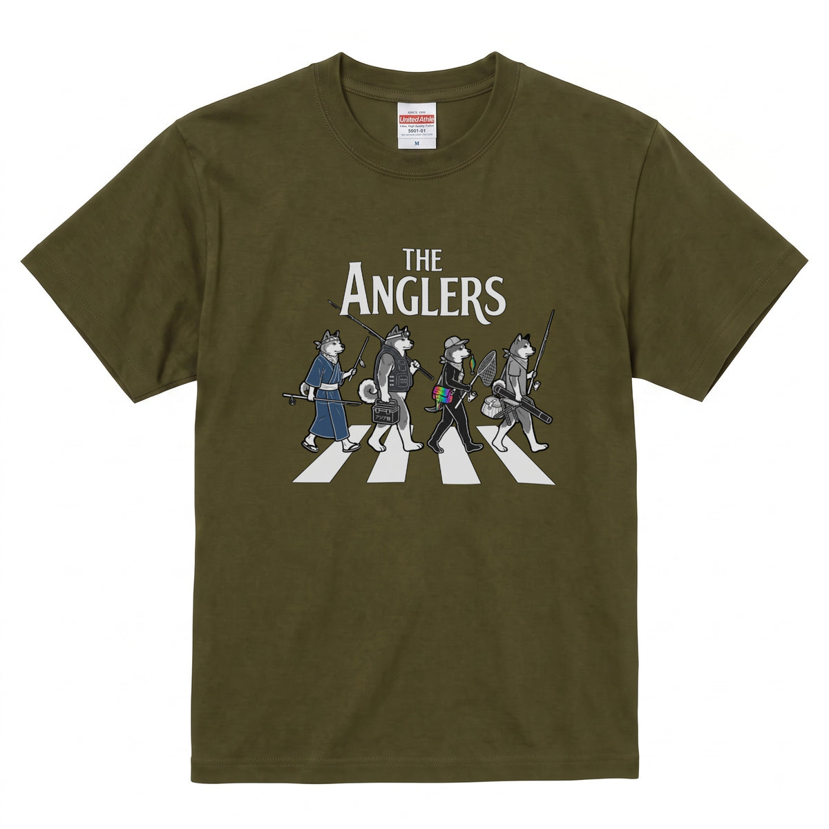 THE ANGLERS SHIBA | 釣り人 柴犬 横断歩道 ゆるかわ パロディ Tシャツ【犬好き・愛犬家・和犬・釣りグッズ・イベント・プレゼントに最適】