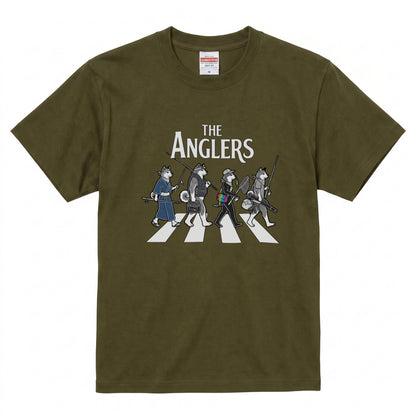 THE ANGLERS SHIBA | 釣り人 柴犬 横断歩道 ゆるかわ パロディ Tシャツ【犬好き・愛犬家・和犬・釣りグッズ・イベント・プレゼントに最適】