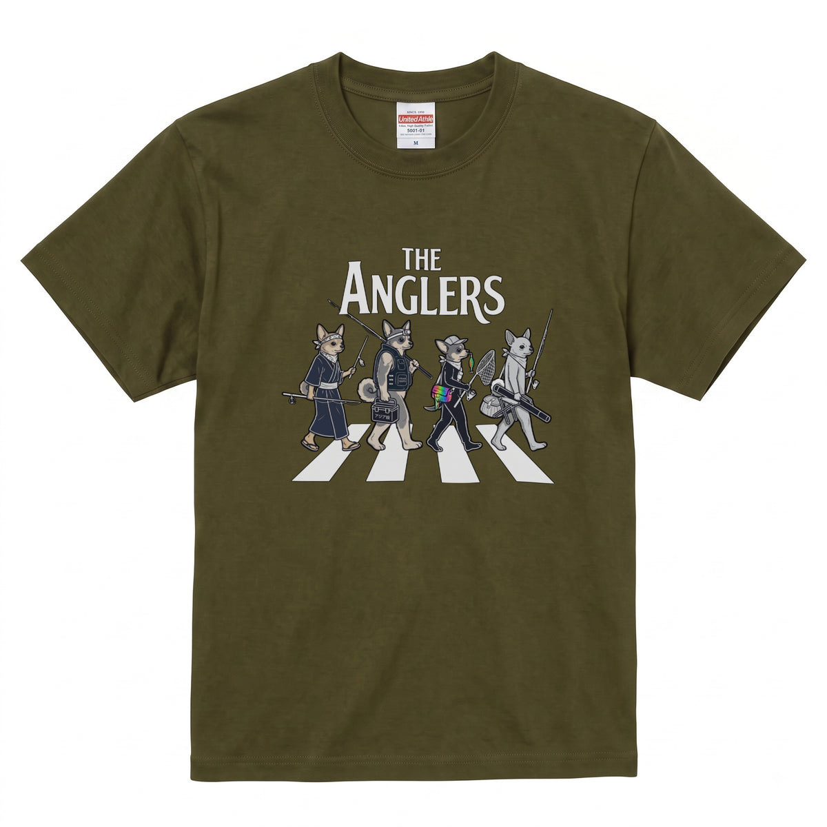 THE ANGLERS CHIHUAHUA | 釣り人 チワワ 横断歩道 ゆるかわ パロディ Tシャツ【犬好き・愛犬家・小型犬・釣りグッズ・イベント・プレゼントに最適】