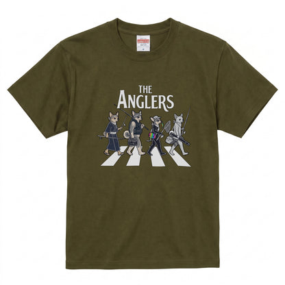 THE ANGLERS CHIHUAHUA | 釣り人 チワワ 横断歩道 ゆるかわ パロディ Tシャツ【犬好き・愛犬家・小型犬・釣りグッズ・イベント・プレゼントに最適】