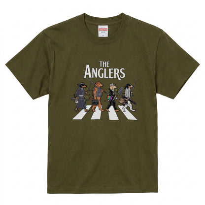 THE ANGLERS DACHSHUND| 釣り人 ミニチュアダックス 横断歩道 ゆるかわ パロディ Tシャツ【犬好き・愛犬家・釣りグッズ・イベント・プレゼントに最適】