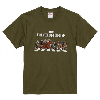 THE DACHSHUNDS | 横断歩道 ゆるかわ ダックスフンド フィッシング パロディTシャツ【愛犬家・釣り好き・アウトドア・ギフトに最適】