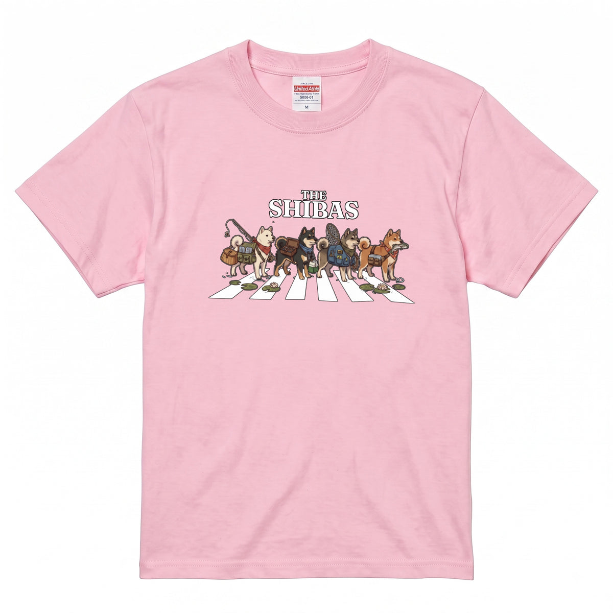THE SHIBAS | 横断歩道 ゆるかわ 柴犬 フィッシング パロディTシャツ【愛犬家・釣り好き・アウトドア・ギフトに最適】