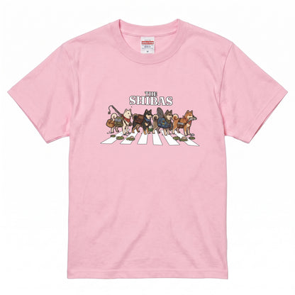 THE SHIBAS | 横断歩道 ゆるかわ 柴犬 フィッシング パロディTシャツ【愛犬家・釣り好き・アウトドア・ギフトに最適】
