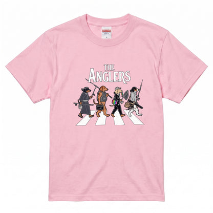 THE ANGLERS DACHSHUND| 釣り人 ミニチュアダックス 横断歩道 ゆるかわ パロディ Tシャツ【犬好き・愛犬家・釣りグッズ・イベント・プレゼントに最適】