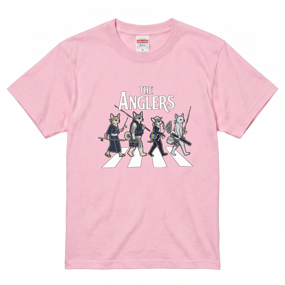 THE ANGLERS CHIHUAHUA | 釣り人 チワワ 横断歩道 ゆるかわ パロディ Tシャツ【犬好き・愛犬家・小型犬・釣りグッズ・イベント・プレゼントに最適】