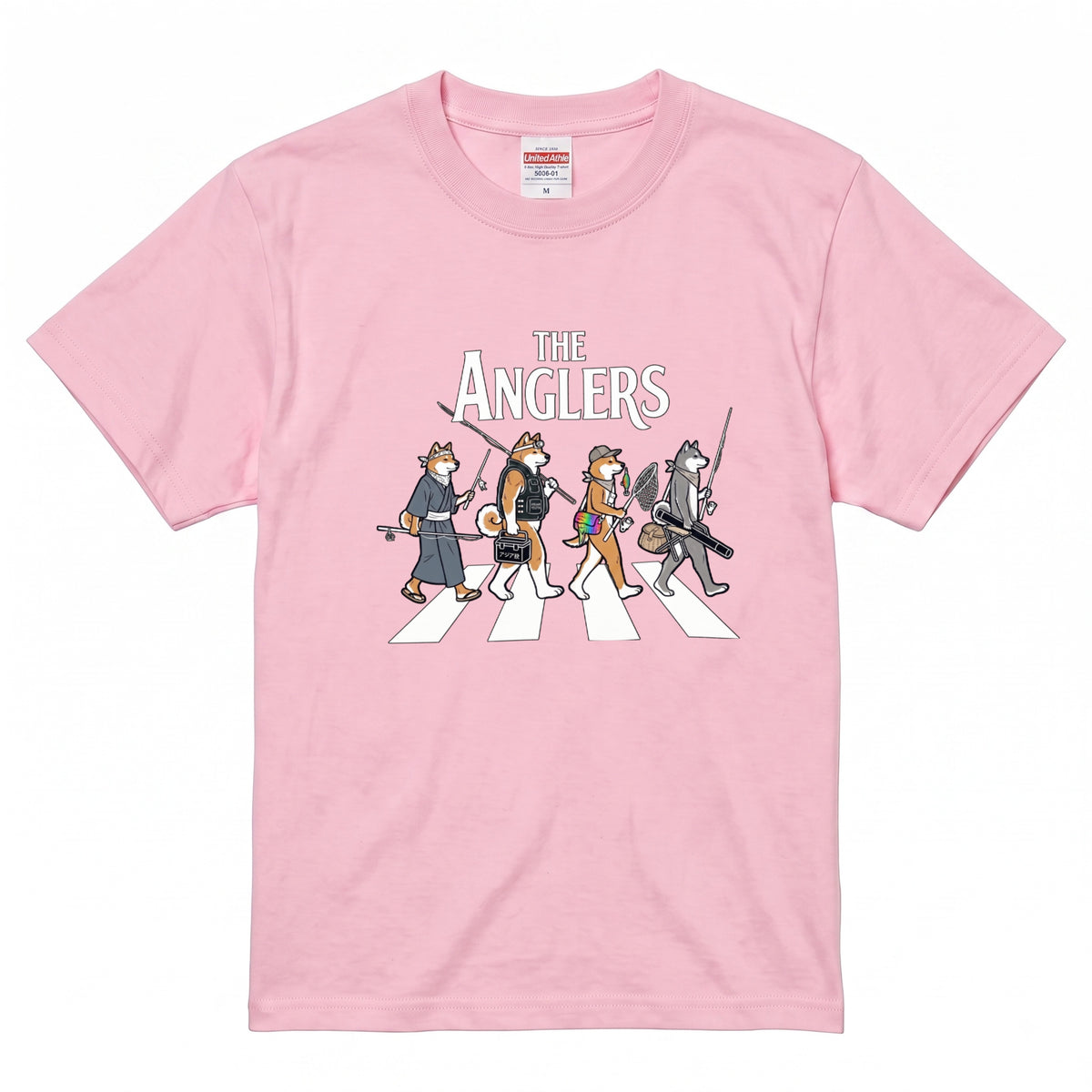 THE ANGLERS AKITA | 釣り人 秋田犬 横断歩道 ゆるかわ パロディ Tシャツ【犬好き・愛犬家・和犬・釣りグッズ・イベント・プレゼントに最適】
