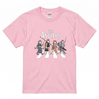 THE ANGLERS AKITA | 釣り人 秋田犬 横断歩道 ゆるかわ パロディ Tシャツ【犬好き・愛犬家・和犬・釣りグッズ・イベント・プレゼントに最適】