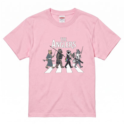 THE ANGLERS BULLDOG | 釣り人 フレンチブルドッグ 横断歩道 ゆるかわ パロディ Tシャツ【犬好き・愛犬家・鼻ぺちゃ犬・釣りグッズ・イベント・プレゼントに最適】