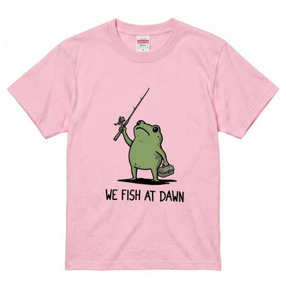 「WE FISH AT DAWN」タックルボックスとカエルTシャツ