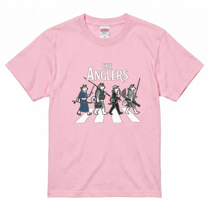 THE ANGLERS SHIBA | 釣り人 柴犬 横断歩道 ゆるかわ パロディ Tシャツ【犬好き・愛犬家・和犬・釣りグッズ・イベント・プレゼントに最適】