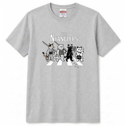 THE NYANGLERS | 招き猫 釣り猫 横断歩道 ゆるかわ パロディ Tシャツ【猫グッズ・釣り人・アウトドア・プレゼントに最適】