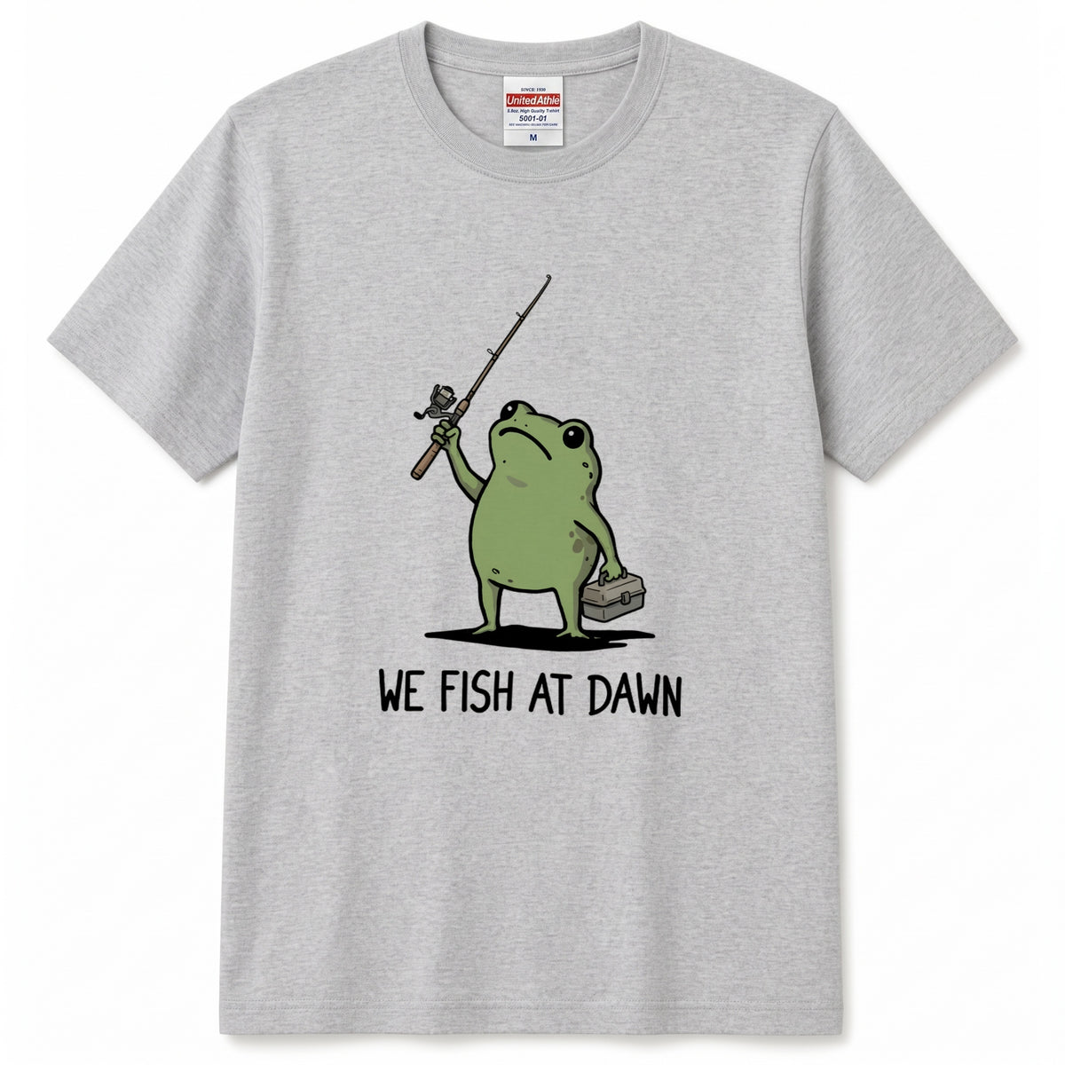 「WE FISH AT DAWN」タックルボックスとカエルTシャツ