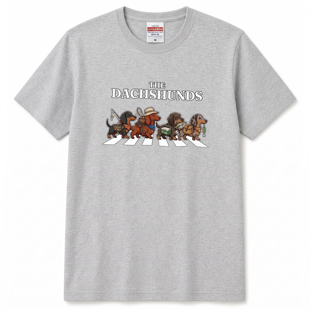THE DACHSHUNDS | 横断歩道 ゆるかわ ダックスフンド フィッシング パロディTシャツ【愛犬家・釣り好き・アウトドア・ギフトに最適】