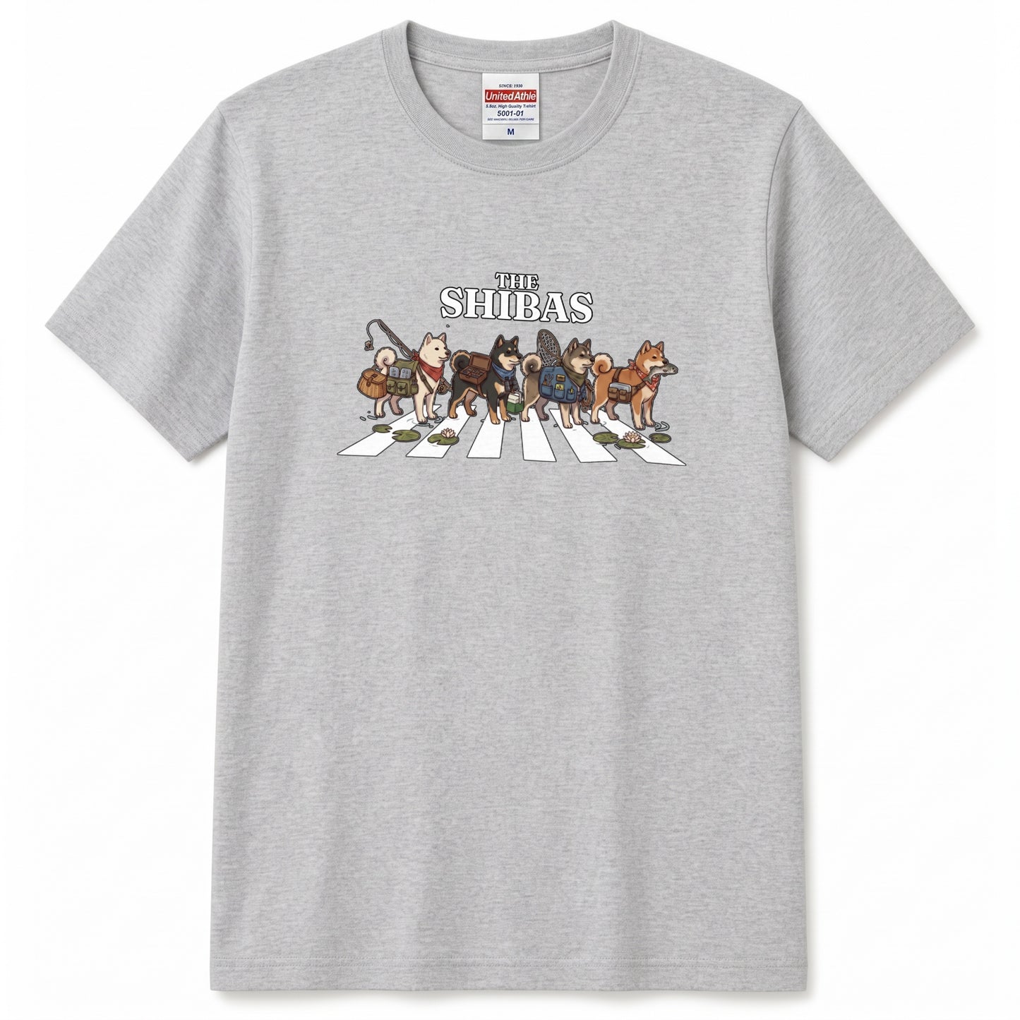 THE SHIBAS | 横断歩道 ゆるかわ 柴犬 フィッシング パロディTシャツ【愛犬家・釣り好き・アウトドア・ギフトに最適】