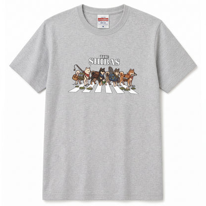 THE SHIBAS | 横断歩道 ゆるかわ 柴犬 フィッシング パロディTシャツ【愛犬家・釣り好き・アウトドア・ギフトに最適】