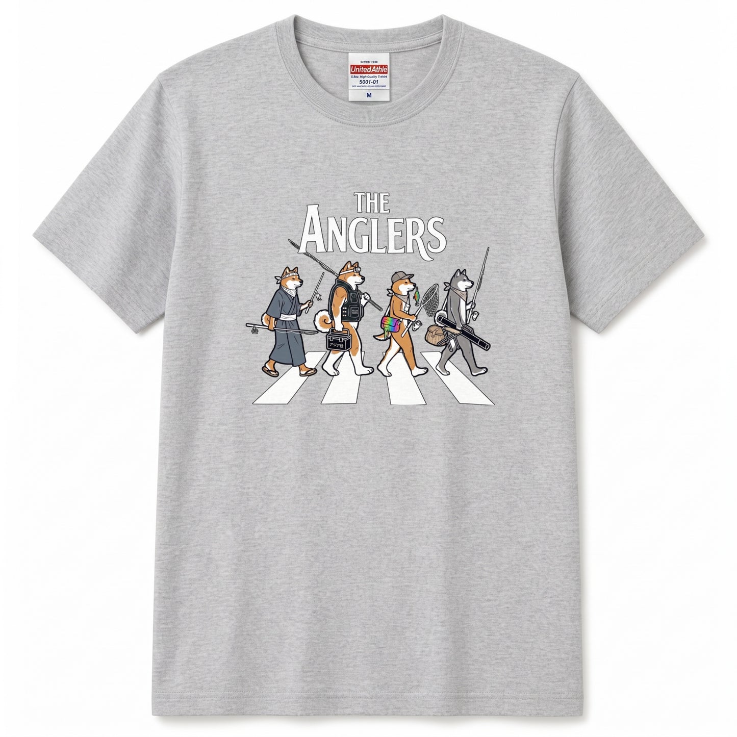 THE ANGLERS AKITA | 釣り人 秋田犬 横断歩道 ゆるかわ パロディ Tシャツ【犬好き・愛犬家・和犬・釣りグッズ・イベント・プレゼントに最適】