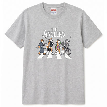 THE ANGLERS AKITA | 釣り人 秋田犬 横断歩道 ゆるかわ パロディ Tシャツ【犬好き・愛犬家・和犬・釣りグッズ・イベント・プレゼントに最適】
