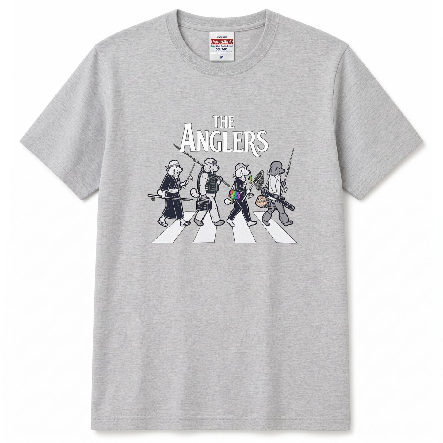 THE ANGLERS POODLE | 釣り人 トイプードル 横断歩道 ゆるかわ パロディ Tシャツ【犬好き・愛犬家・釣りグッズ・イベント・プレゼントに最適】