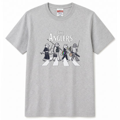 THE ANGLERS POODLE | 釣り人 トイプードル 横断歩道 ゆるかわ パロディ Tシャツ【犬好き・愛犬家・釣りグッズ・イベント・プレゼントに最適】