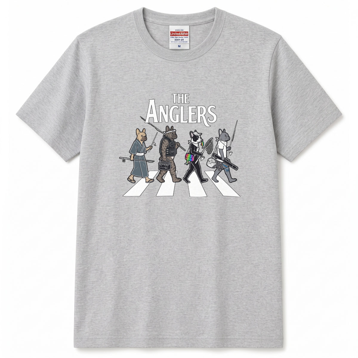 THE ANGLERS BULLDOG | 釣り人 フレンチブルドッグ 横断歩道 ゆるかわ パロディ Tシャツ【犬好き・愛犬家・鼻ぺちゃ犬・釣りグッズ・イベント・プレゼントに最適】