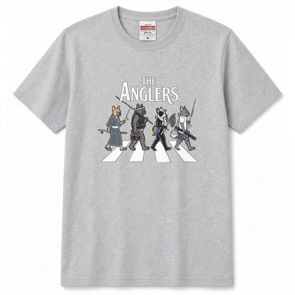 THE ANGLERS BULLDOG | 釣り人 フレンチブルドッグ 横断歩道 ゆるかわ パロディ Tシャツ【犬好き・愛犬家・鼻ぺちゃ犬・釣りグッズ・イベント・プレゼントに最適】