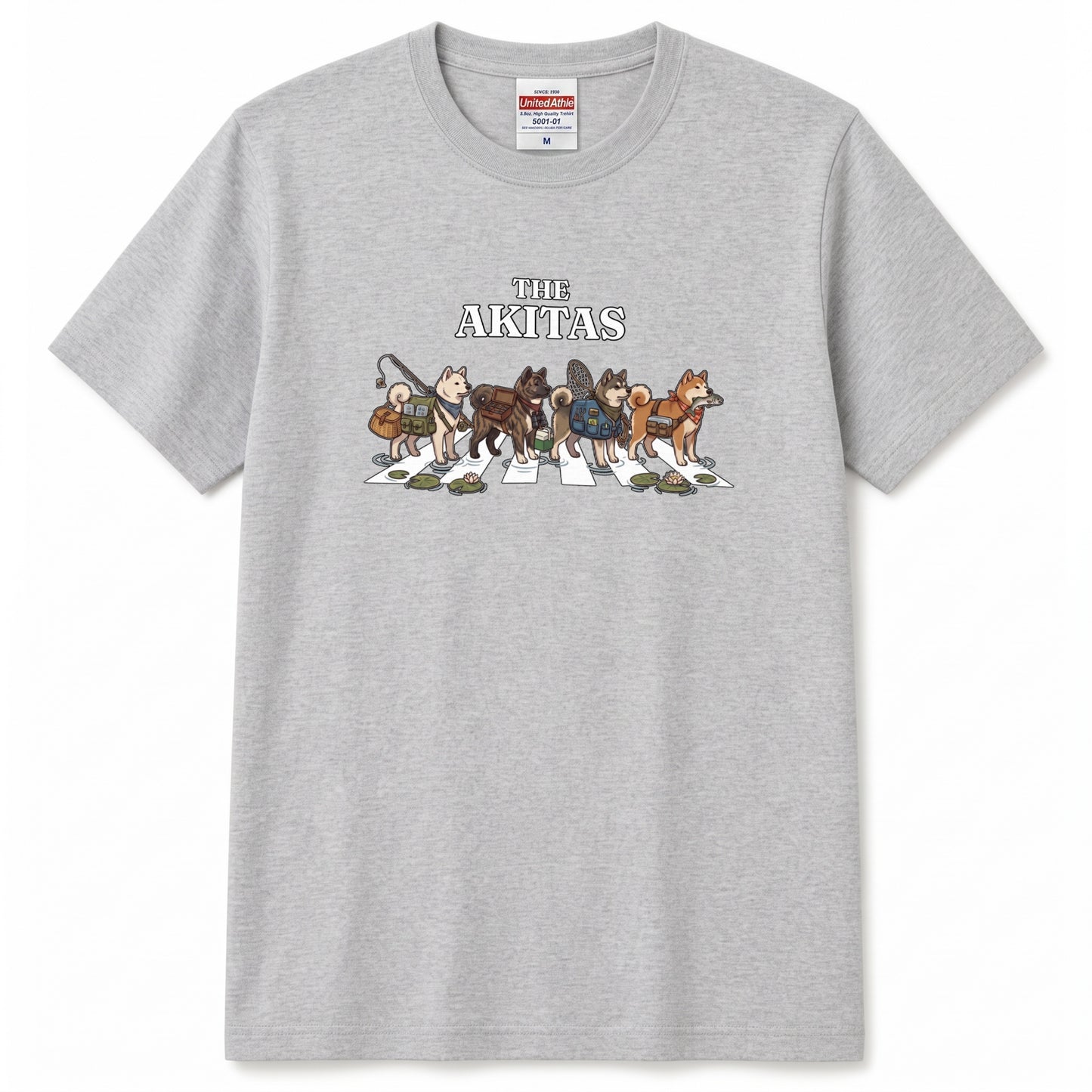 THE AKITAS | 横断歩道 ゆるかわ 秋田犬 フィッシング パロディTシャツ【愛犬家・釣り好き・アウトドア・ギフトに最適】