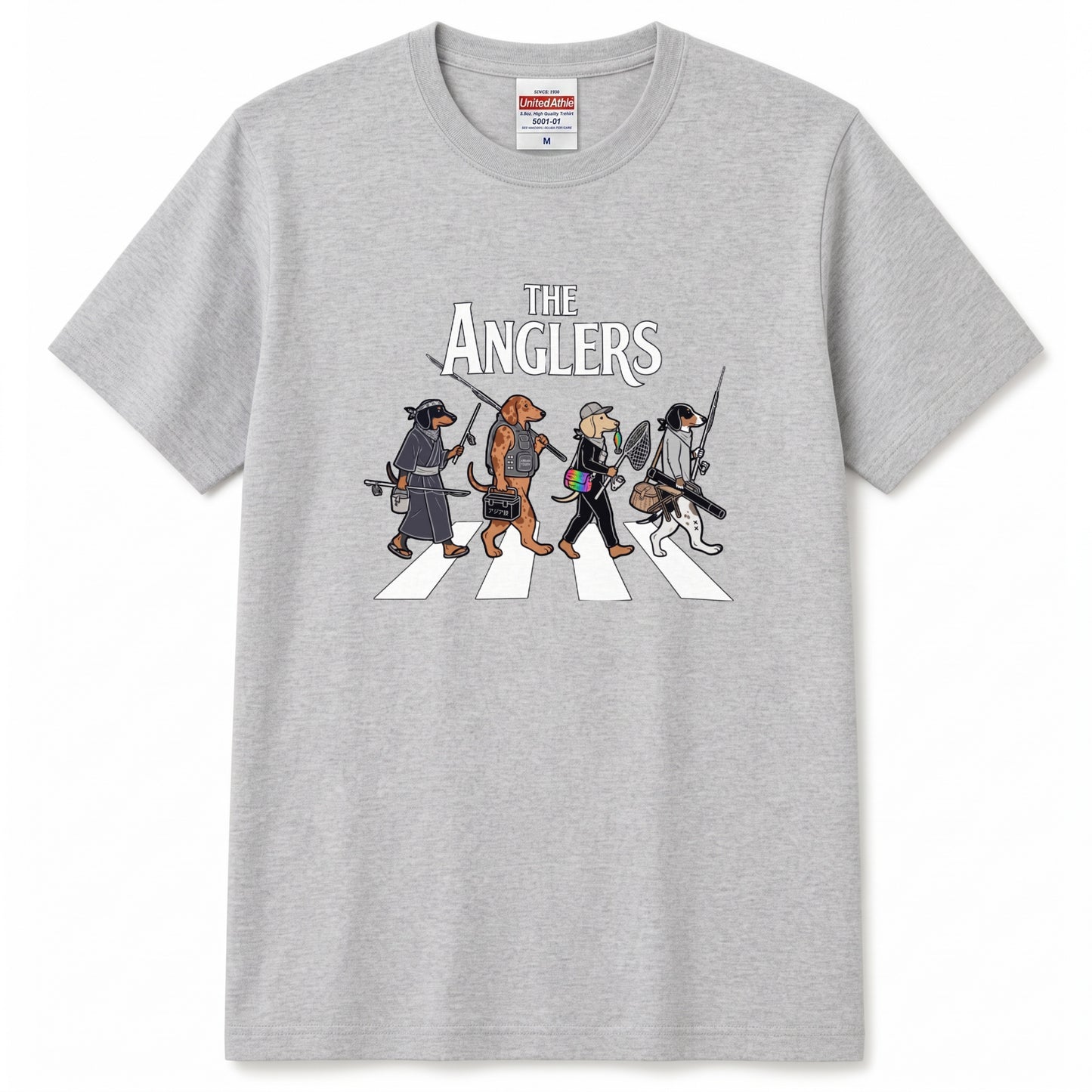 THE ANGLERS DACHSHUND| 釣り人 ミニチュアダックス 横断歩道 ゆるかわ パロディ Tシャツ【犬好き・愛犬家・釣りグッズ・イベント・プレゼントに最適】