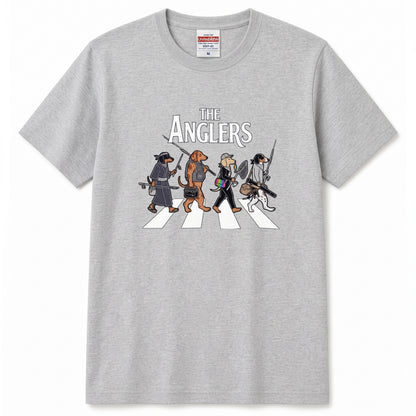 THE ANGLERS DACHSHUND| 釣り人 ミニチュアダックス 横断歩道 ゆるかわ パロディ Tシャツ【犬好き・愛犬家・釣りグッズ・イベント・プレゼントに最適】