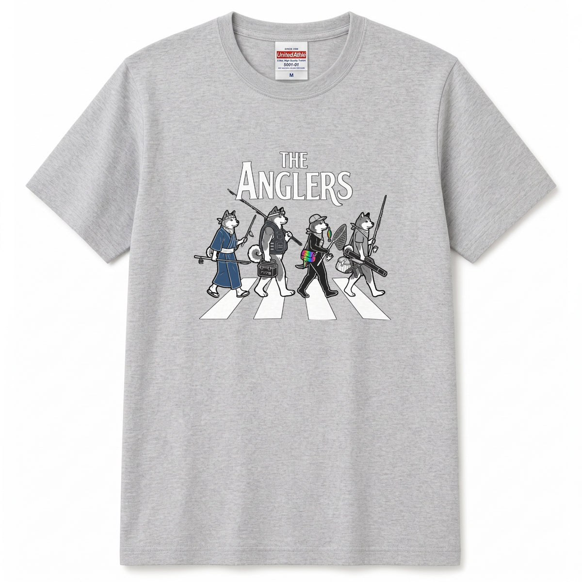 THE ANGLERS SHIBA | 釣り人 柴犬 横断歩道 ゆるかわ パロディ Tシャツ【犬好き・愛犬家・和犬・釣りグッズ・イベント・プレゼントに最適】