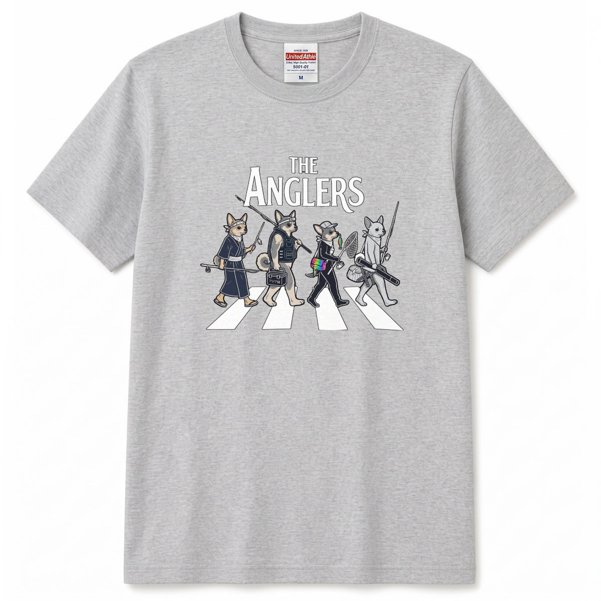 THE ANGLERS CHIHUAHUA | 釣り人 チワワ 横断歩道 ゆるかわ パロディ Tシャツ【犬好き・愛犬家・小型犬・釣りグッズ・イベント・プレゼントに最適】
