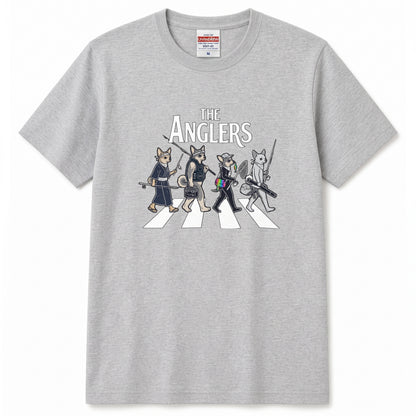 THE ANGLERS CHIHUAHUA | 釣り人 チワワ 横断歩道 ゆるかわ パロディ Tシャツ【犬好き・愛犬家・小型犬・釣りグッズ・イベント・プレゼントに最適】
