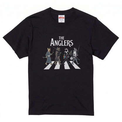 THE ANGLERS BULLDOG | 釣り人 フレンチブルドッグ 横断歩道 ゆるかわ パロディ Tシャツ【犬好き・愛犬家・鼻ぺちゃ犬・釣りグッズ・イベント・プレゼントに最適】