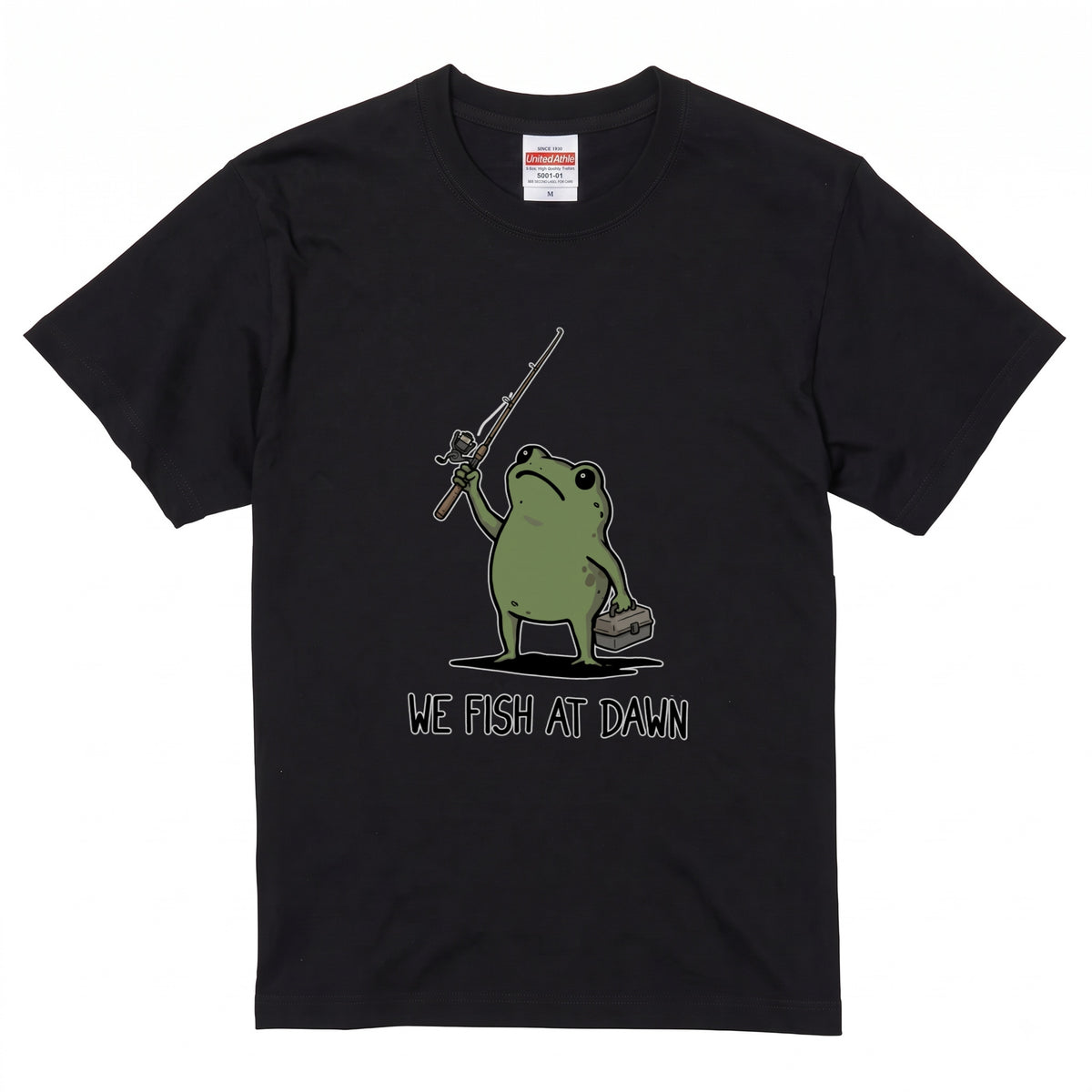 「WE FISH AT DAWN」タックルボックスとカエルTシャツ