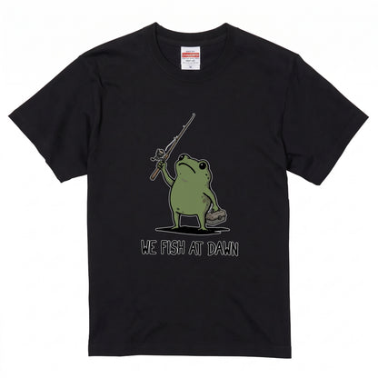 「WE FISH AT DAWN」タックルボックスとカエルTシャツ