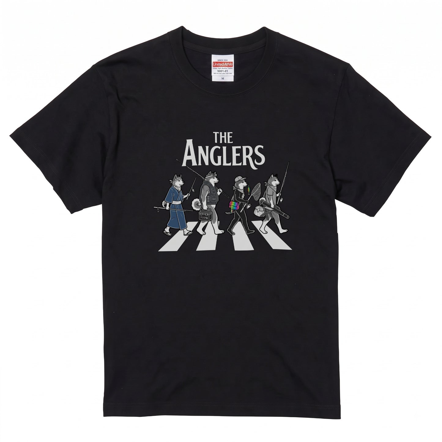 THE ANGLERS SHIBA | 釣り人 柴犬 横断歩道 ゆるかわ パロディ Tシャツ【犬好き・愛犬家・和犬・釣りグッズ・イベント・プレゼントに最適】