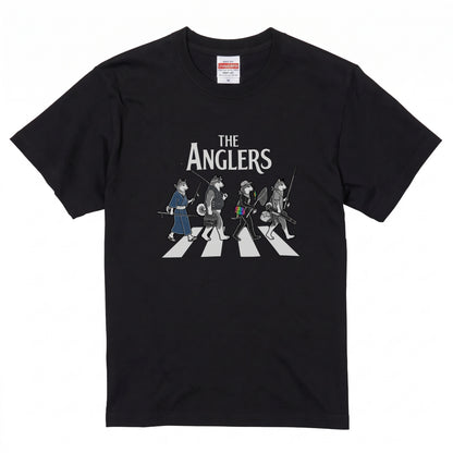 THE ANGLERS SHIBA | 釣り人 柴犬 横断歩道 ゆるかわ パロディ Tシャツ【犬好き・愛犬家・和犬・釣りグッズ・イベント・プレゼントに最適】