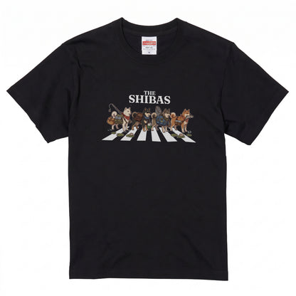 THE SHIBAS | 横断歩道 ゆるかわ 柴犬 フィッシング パロディTシャツ【愛犬家・釣り好き・アウトドア・ギフトに最適】