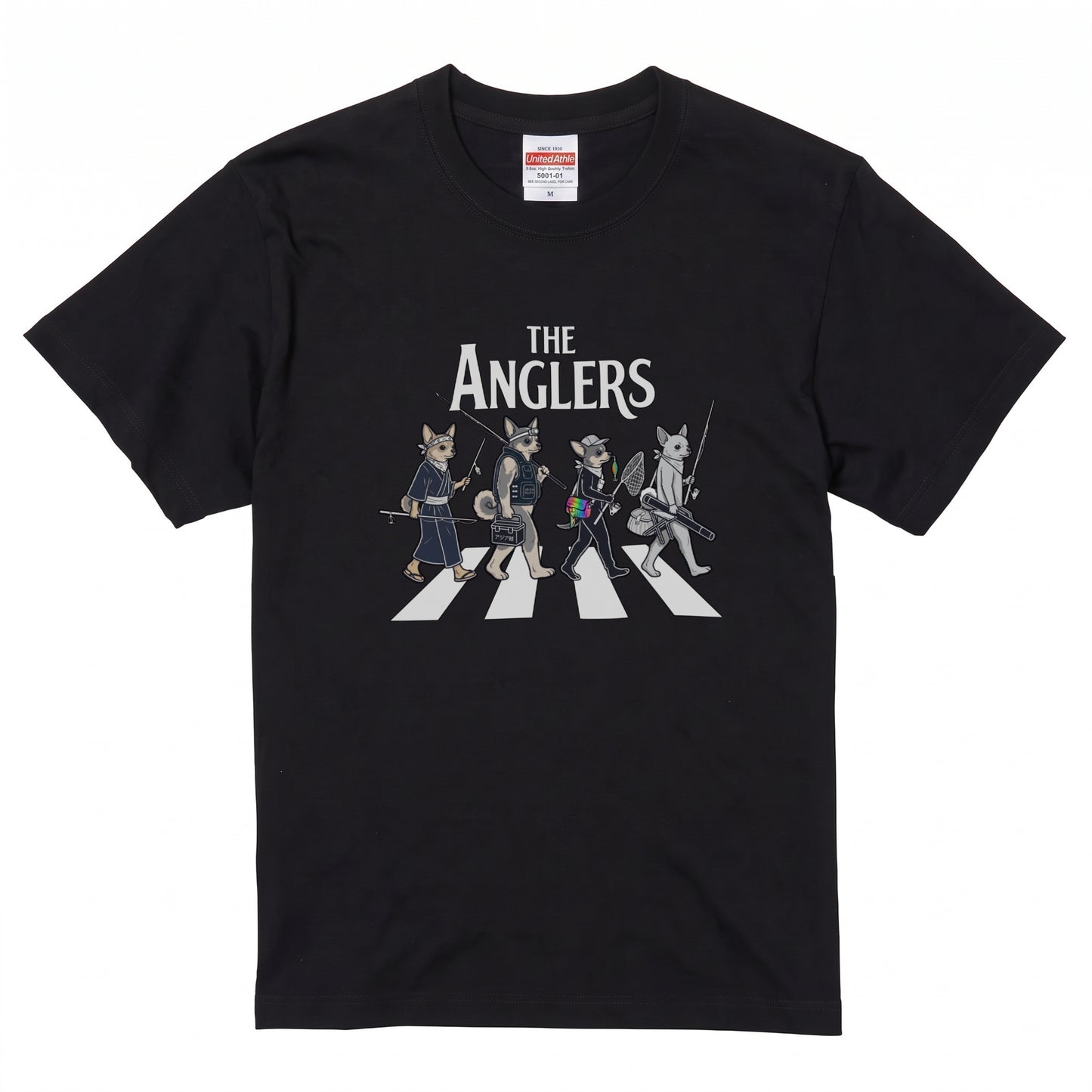 THE ANGLERS CHIHUAHUA | 釣り人 チワワ 横断歩道 ゆるかわ パロディ Tシャツ【犬好き・愛犬家・小型犬・釣りグッズ・イベント・プレゼントに最適】