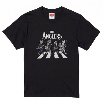 THE ANGLERS CHIHUAHUA | 釣り人 チワワ 横断歩道 ゆるかわ パロディ Tシャツ【犬好き・愛犬家・小型犬・釣りグッズ・イベント・プレゼントに最適】