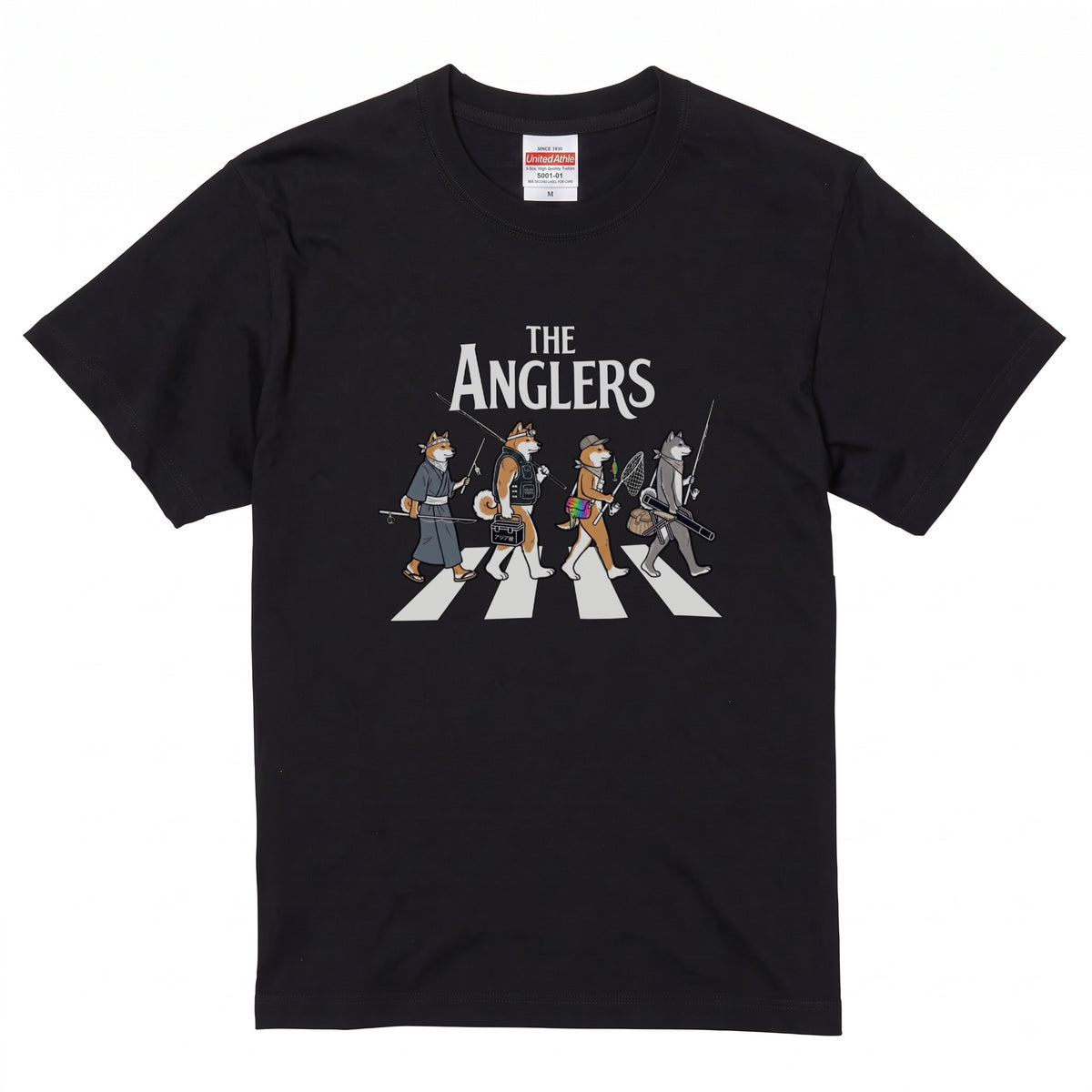 THE ANGLERS AKITA | 釣り人 秋田犬 横断歩道 ゆるかわ パロディ Tシャツ【犬好き・愛犬家・和犬・釣りグッズ・イベント・プレゼントに最適】