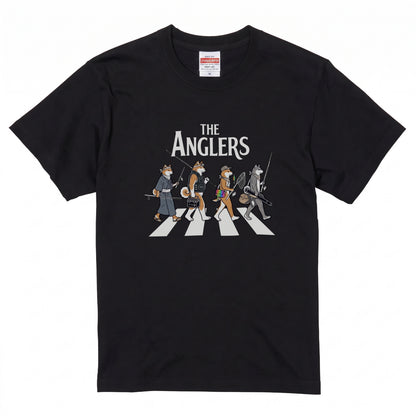 THE ANGLERS AKITA | 釣り人 秋田犬 横断歩道 ゆるかわ パロディ Tシャツ【犬好き・愛犬家・和犬・釣りグッズ・イベント・プレゼントに最適】