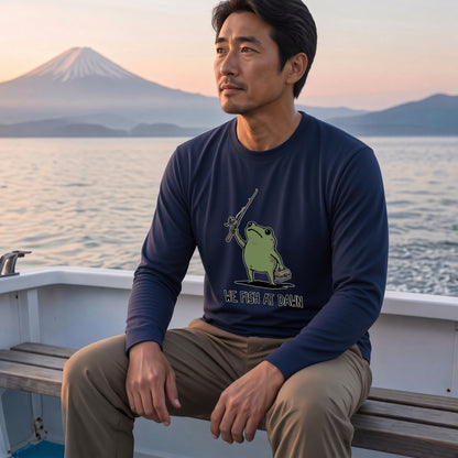 WE FISH AT DAWN | カエル 魚釣り イラスト ワンポイント かわいい 長袖Tシャツ【釣り男子・釣りガール・ルームウェア・ギフト】