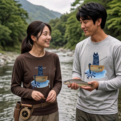 釣りをする猫 | 猫 小舟 魚 癒し イラスト 北欧 絵本風 ほのぼの 長袖Tシャツ【猫好き・釣り好き・アウトドア・プレゼントに最適】