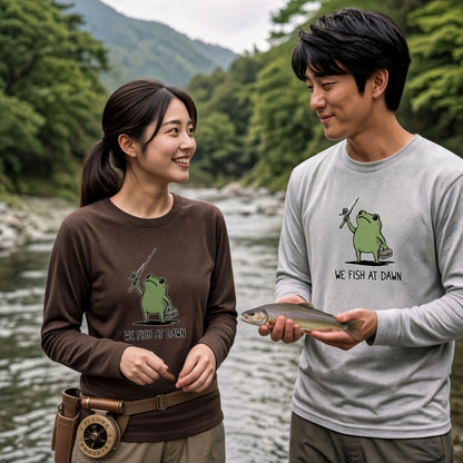 WE FISH AT DAWN | カエル 魚釣り イラスト ワンポイント かわいい 長袖Tシャツ【釣り男子・釣りガール・ルームウェア・ギフト】