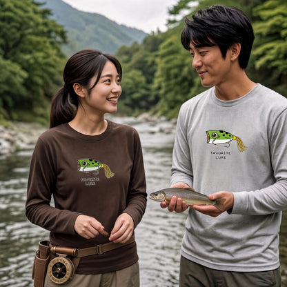 FAVORITE LURE | ポッパー ルアー 釣り かわいい ポップ イラスト グラフィック 長袖Tシャツ【釣り雑貨・バス釣り・カジュアル・ギフトに最適】