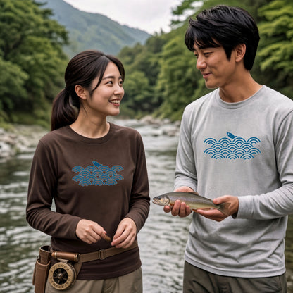 波と魚 | 和風 伝統 幾何学 青海波 魚 イラスト 釣り人 クール 長袖Tシャツ【釣り好き・和柄好き・アングラー・プレゼントに最適】