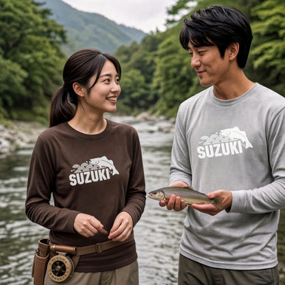 SUZUKI | スズキ 魚 和柄 波 イラスト 英字 ワンポイント 長袖Tシャツ【釣り男子・釣りガール・ストリート・ギフト】